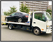 放置自動車の撤去をしている様子