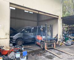 八王子の自社解体工場にて、廃車した車のエンジンをフォークリフトで取り外す作業風景