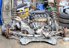 廃車のために取り外したエンジンと足回り部品