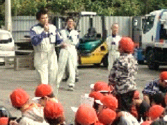 鹿児島県での廃車引取りを担当するスタッフ
