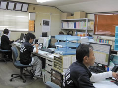 愛媛県での廃車引取りを担当する事務所内